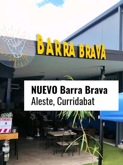 La entrada de Barra Brava, el restaurante del club, con las mesas de la terraza