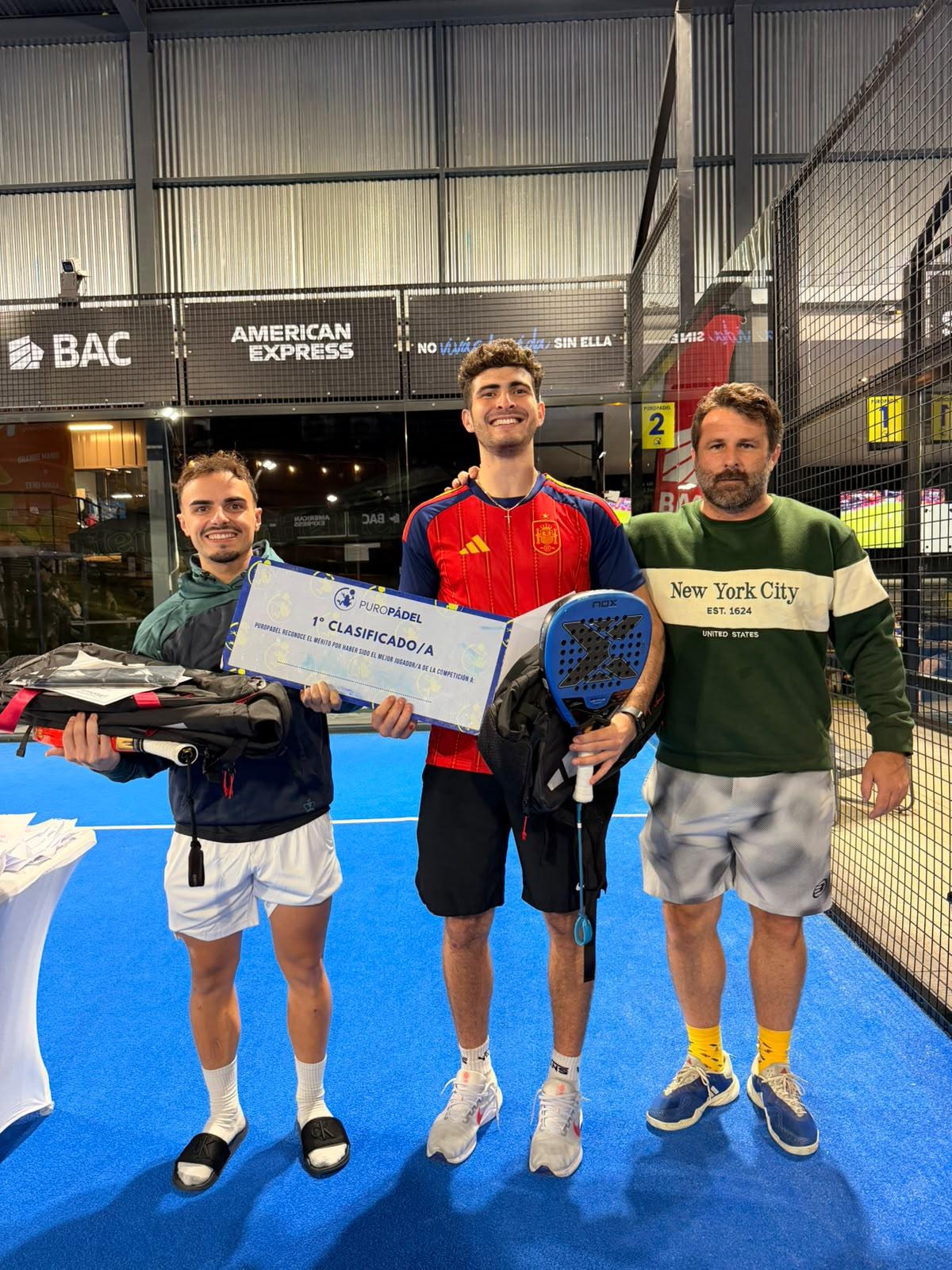 Entrega del diploma de primer clasificado en la fecha del Costa Rica Pádel Tour