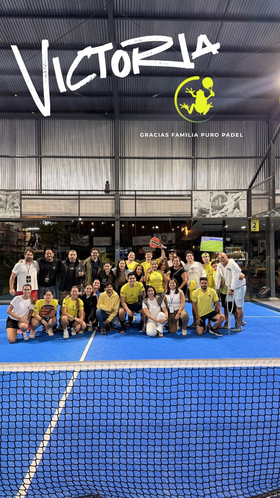 El equipo de Puro Pádel celebrando una victoria de Interliga en la cancha, con las camisetas amarillas del club