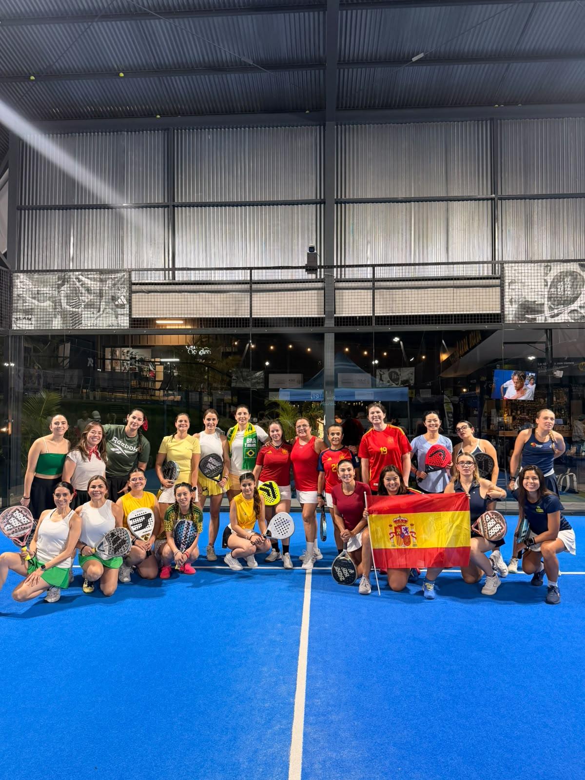 El grupo del Mundialito posando en la cancha con la bandera de España y camisetas de varios países