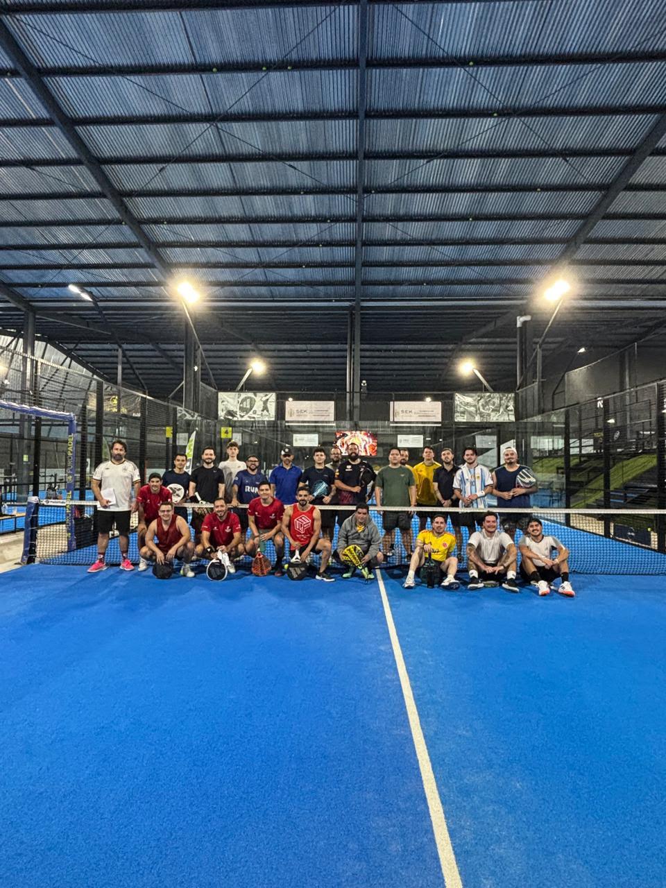 Los participantes del Open Slam reunidos junto a la red de la cancha